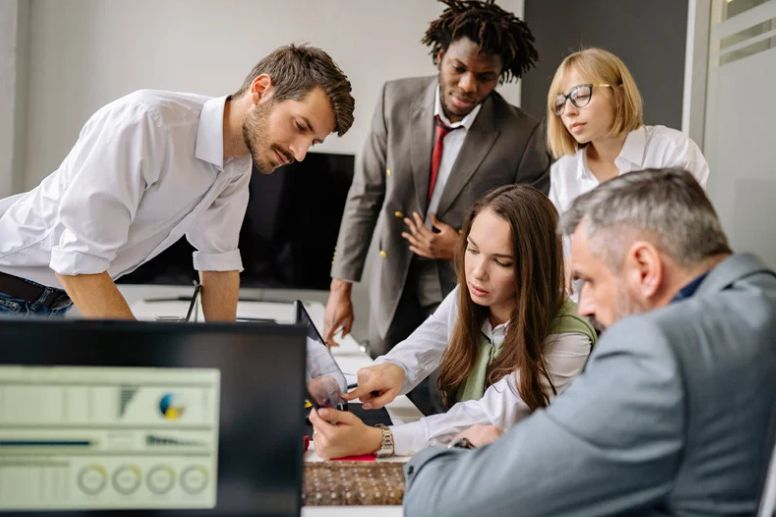 Equipa a analisar documentação e dados de um processo